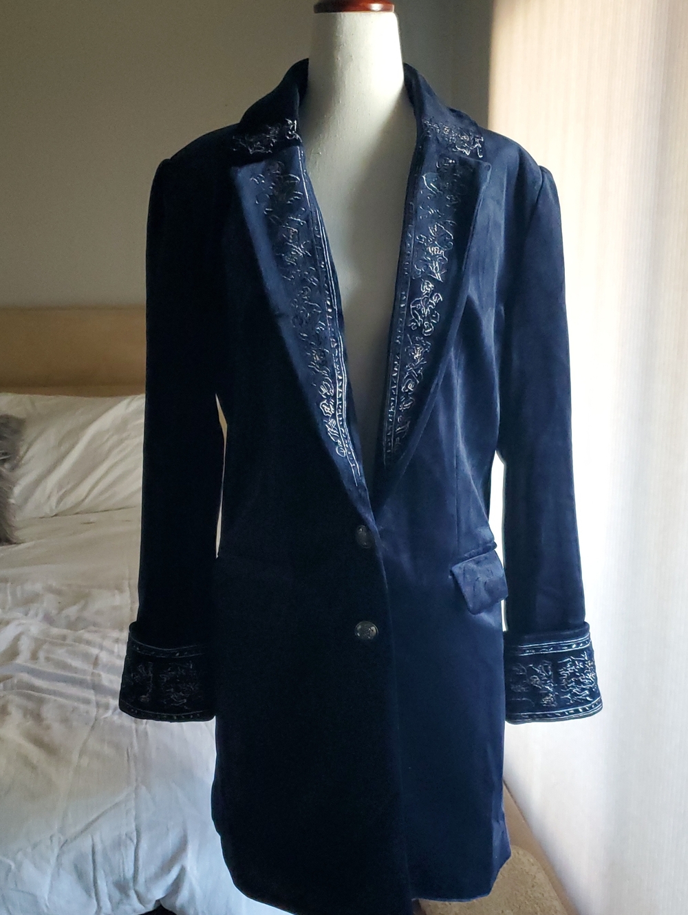 Women's Navy Embroidered Velvet Blazer Coat. Size 6-8.